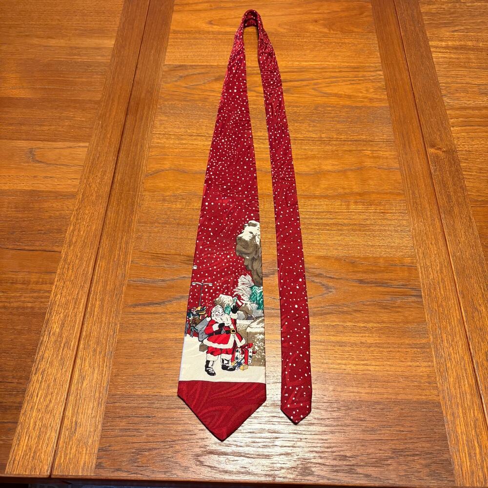 Vintage Christmas Santa Snow Scene Novelty Tie 100% Silk